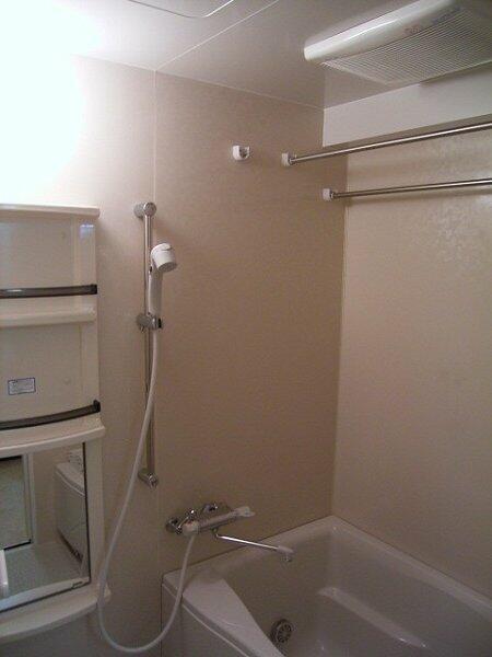 バス・シャワールーム　落ち着いた空間のお風呂です