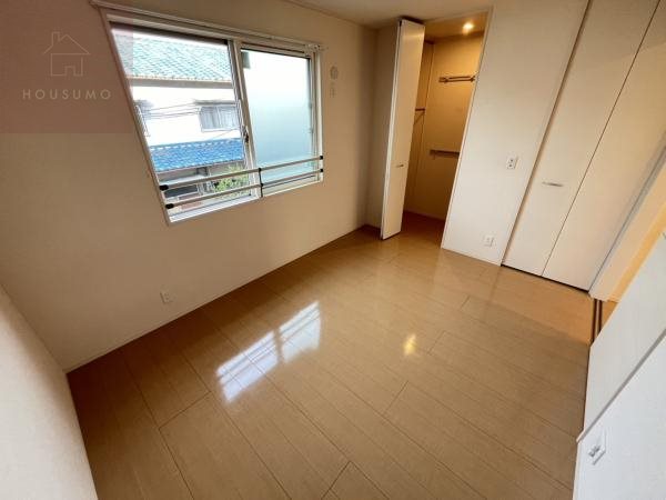 その他部屋・スペース　落ち着いた色調の寝室です