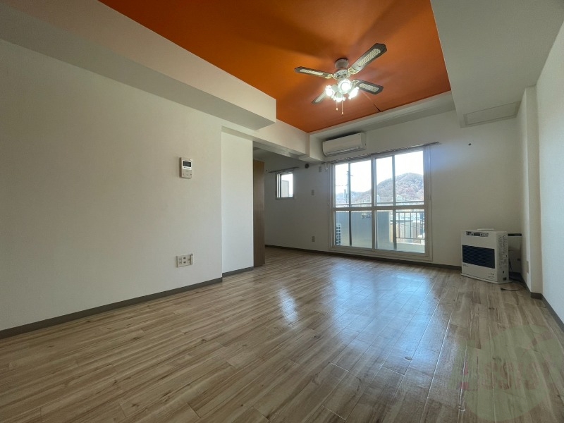 居室・リビング　リビングです。木目のフローリングが落ち着きますね。