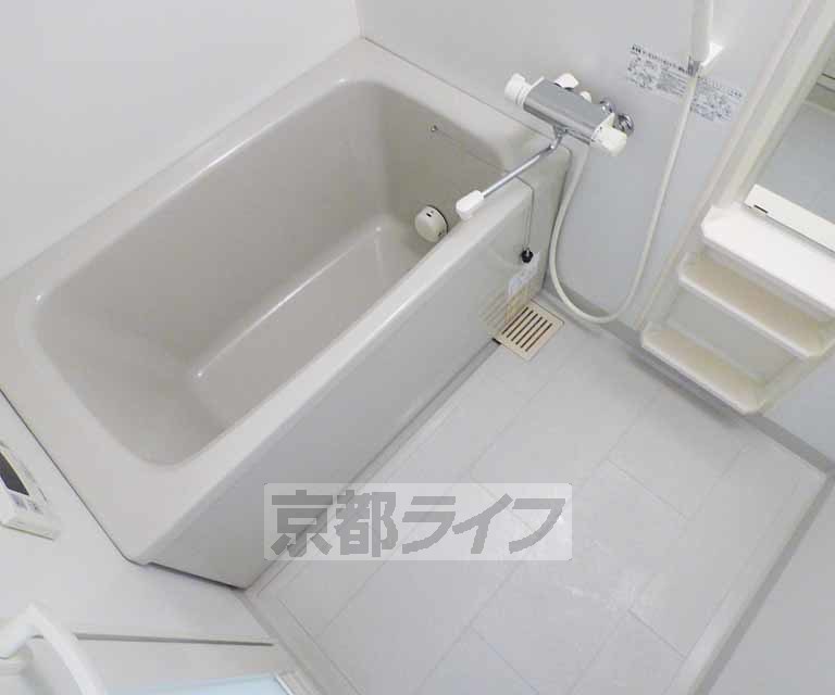 バス・シャワールーム　広々とした浴室です。