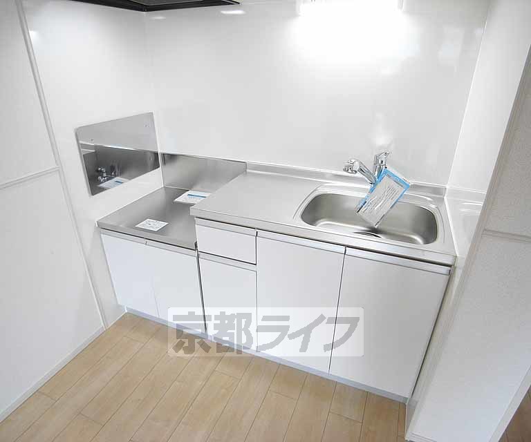 キッチン　清潔感ある白いキッチン。