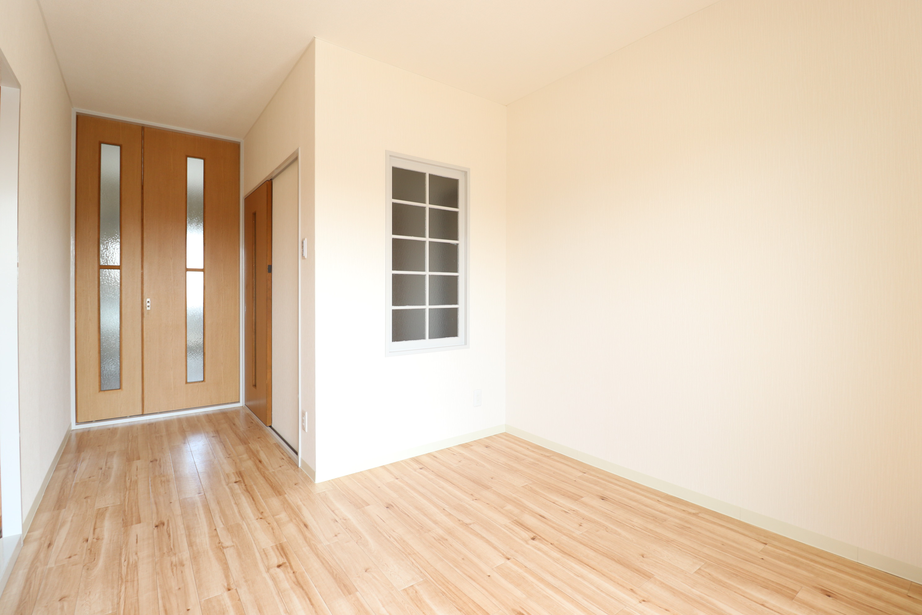 居室・リビング　小窓が素敵なお部屋♪