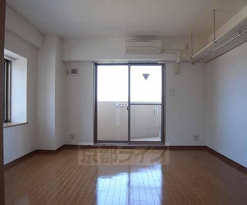 居室・リビング　広く明るい洋室です。