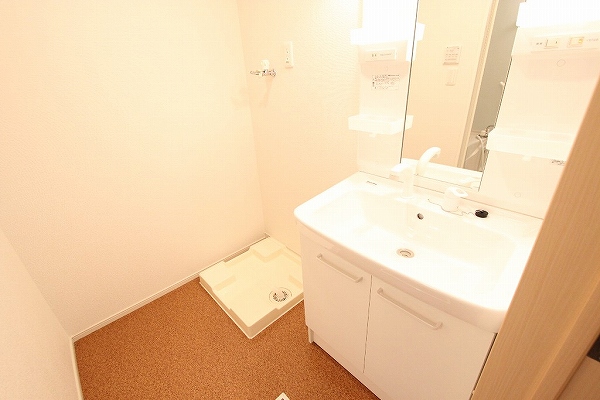 洗面設備　独立洗面台で朝の準備も快適です♪