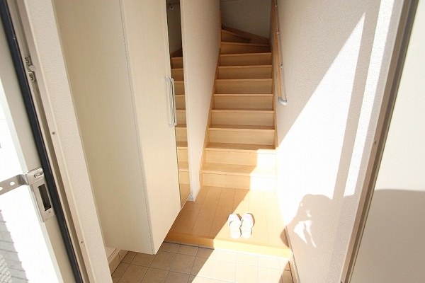玄関　入ってすぐに内階段あります