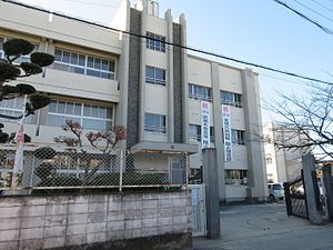 中学校　富田林市立第一中学校（中学校）まで1241m