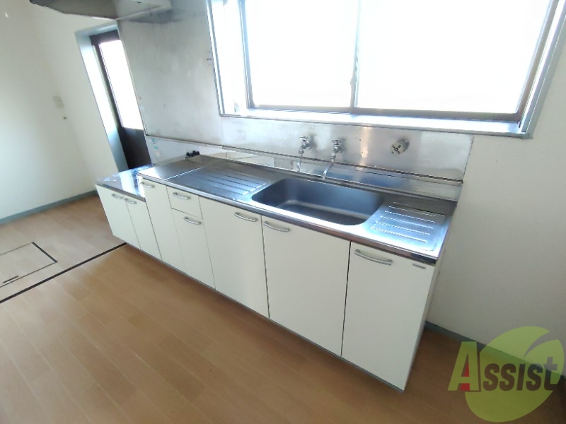 キッチン　かなり広めのキッチンです。使い勝手が良さそうですね