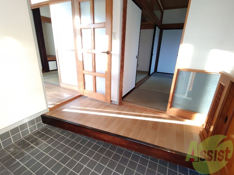 玄関　玄関はこんなに広々としているので慌ただしい朝も安心ですね