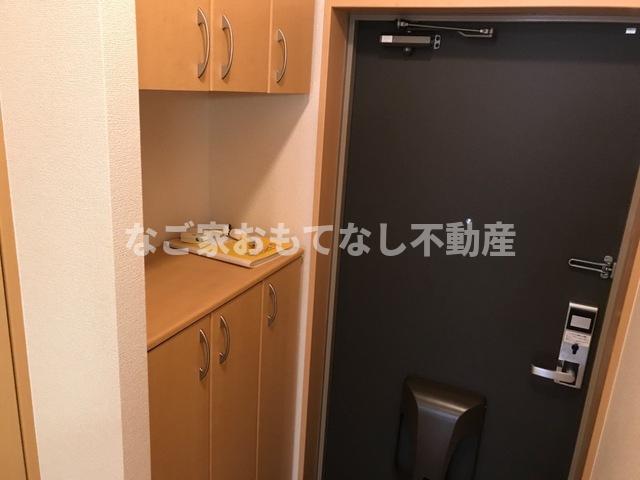 玄関　※写真は別号室