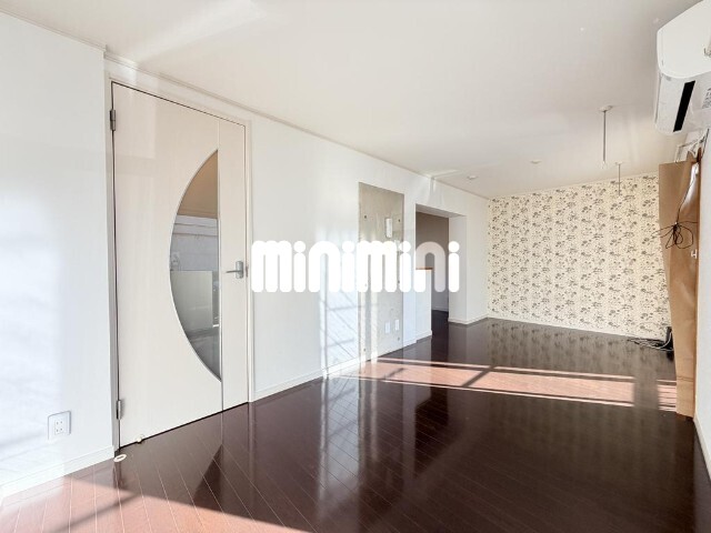 居室・リビング　同物件別室のイメージ写真