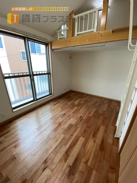 居室・リビング　落ち着く色合いのフローリングのお部屋ですね。