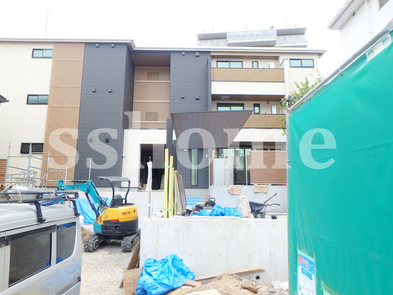 その他　屋根付き駐輪場☆右側