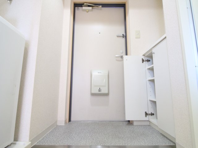 玄関　収納もある玄関です