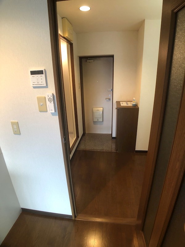 玄関　画像は同タイプ別室（201号室）の画像です。