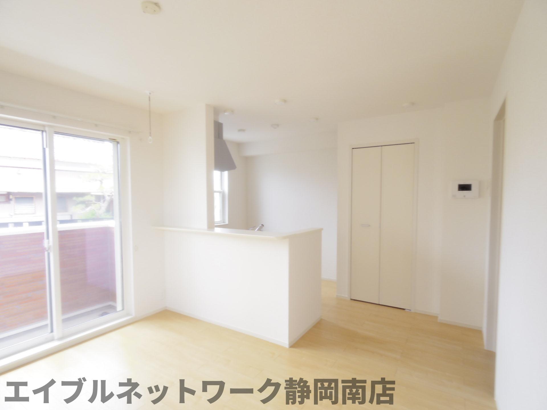 居室・リビング　こちらのリビングで趣味の時間をお楽しみください
