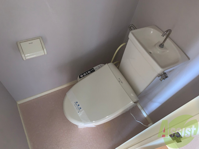 トイレ　ウォシュレット付きのトイレで安心してお過ごしいただけます。