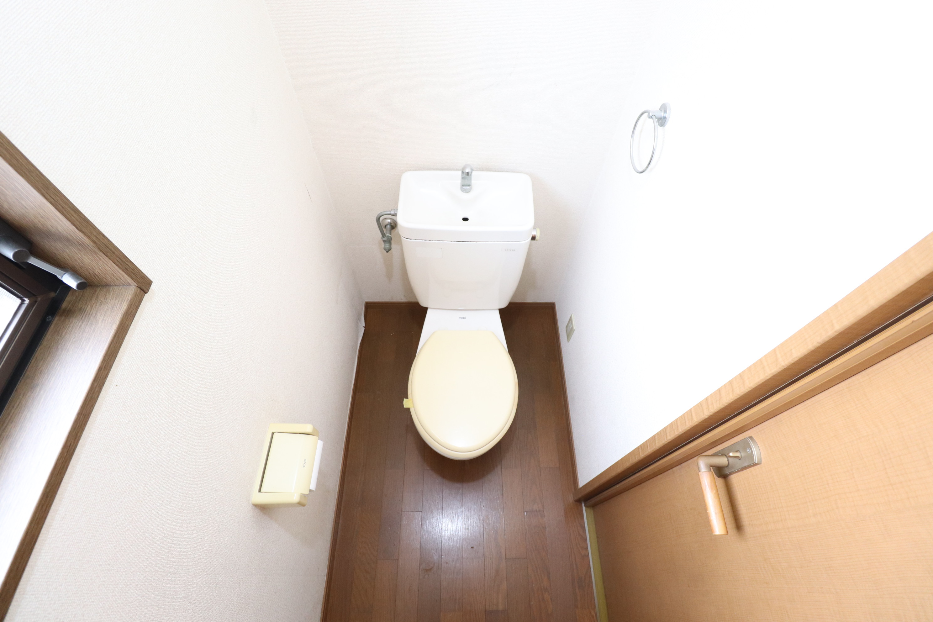 トイレ　トイレにも小窓が付いています♪