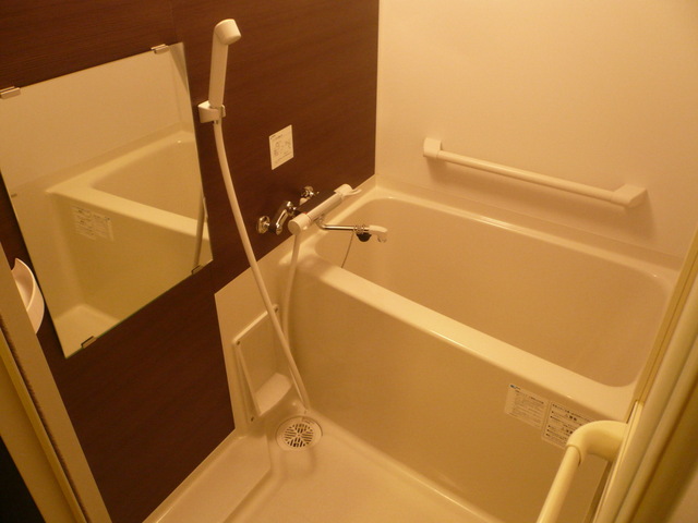 バス・シャワールーム　浴室●一人暮らしに嬉しいバス・トイレ独立タイプ。