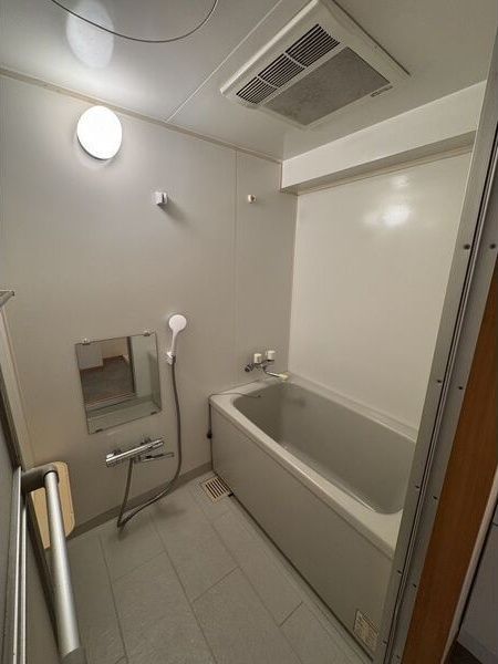 バス・シャワールーム　※写真は同じマンションの違う部屋のものになります。