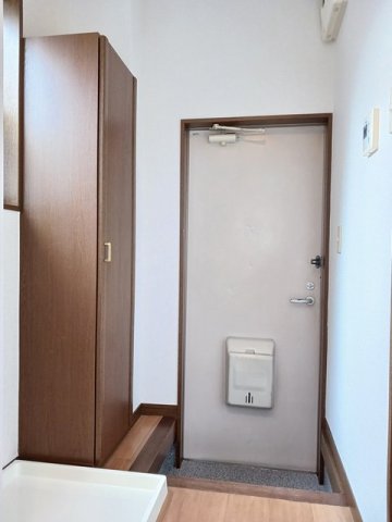 玄関　収納もある玄関です