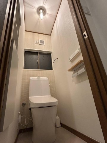 トイレ　壁面収納付きの使いやすいトイレです
