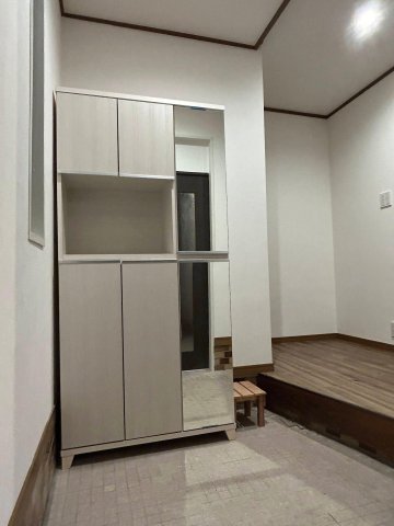 その他設備　大容量のシューズボックスを備えた広めの玄関です