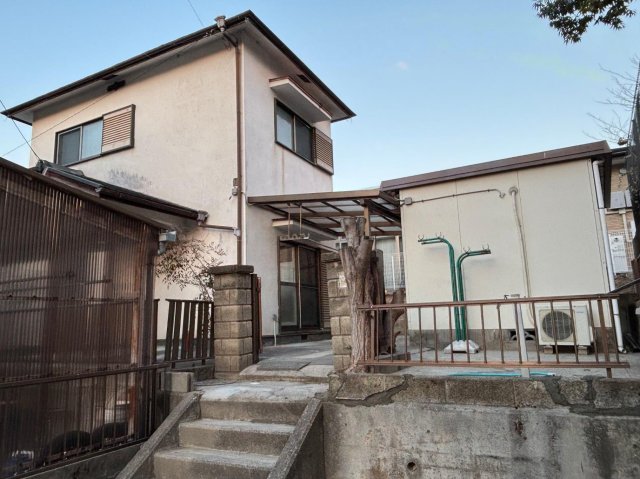 建物外観　高台に位置する静かな住宅地です