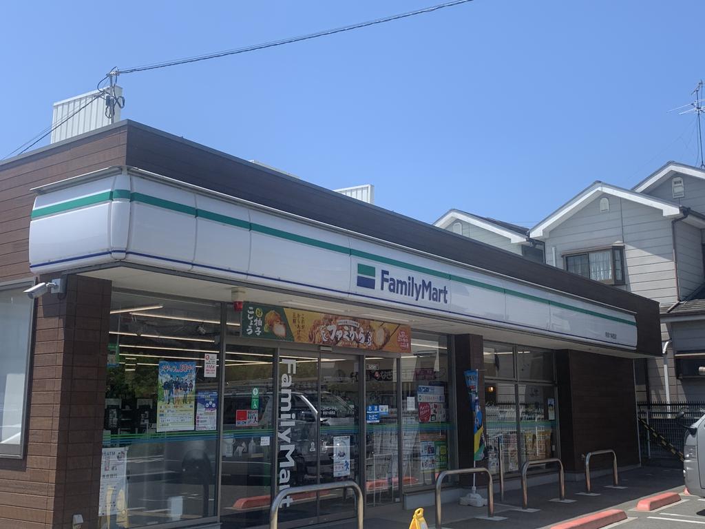 コンビニ　ファミリーマート奈良六条西店（コンビニ）まで595m
