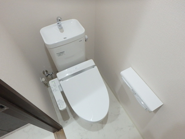 トイレ　温水シャワー付きトイレでいつでも快適です。