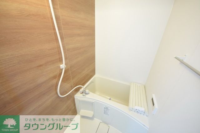バス・シャワールーム　おしゃれなパネルのバスルーム