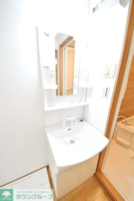 洗面設備　忙しい朝でも嬉しいシャワー付き独立洗面台
