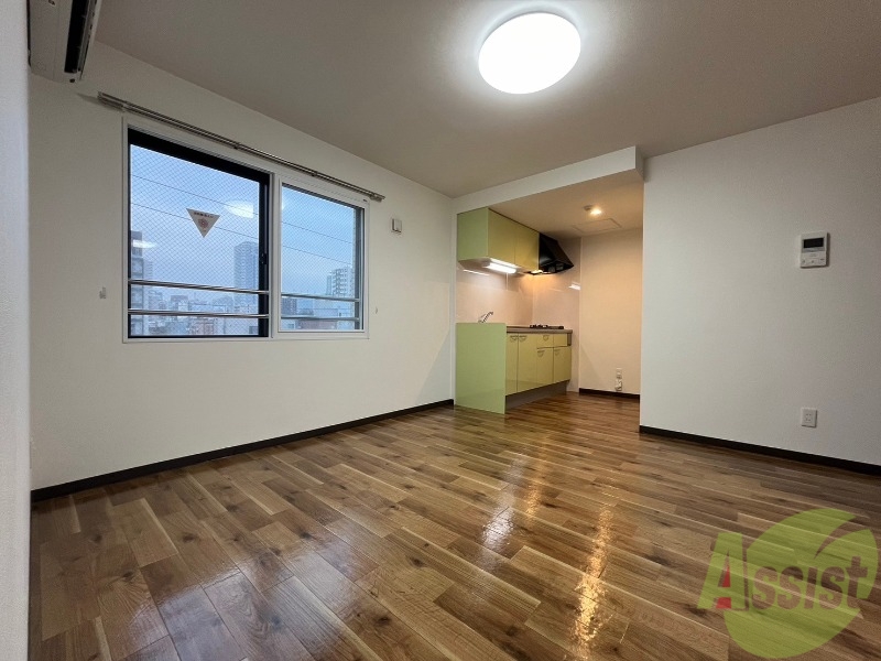 居室・リビング　木目のフローリングは落ち着きのある印象のお部屋になりますね。