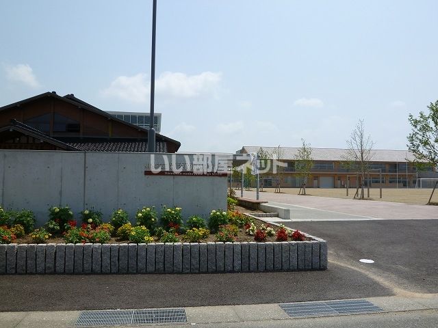 中学校　射水市立新湊南部中学校（中学校）まで990m