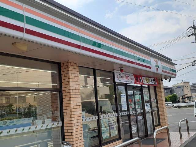コンビニ　セブンイレブン（コンビニ）まで303m