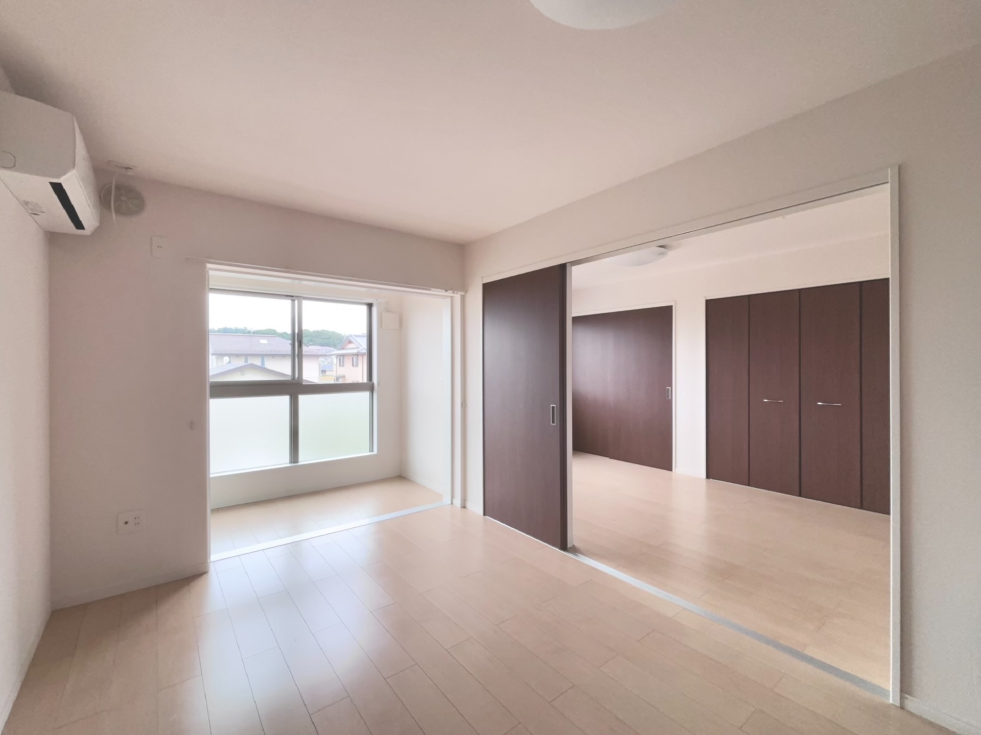 居室・リビング　リビング部分・広々１２帖超！明るいお部屋です♪　別部屋写真