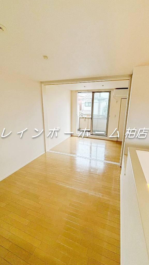 居室・リビング　※別部屋参考写真。