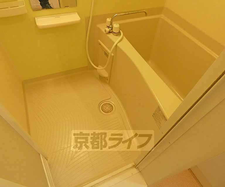 バス・シャワールーム　ゆったりとした浴室です。