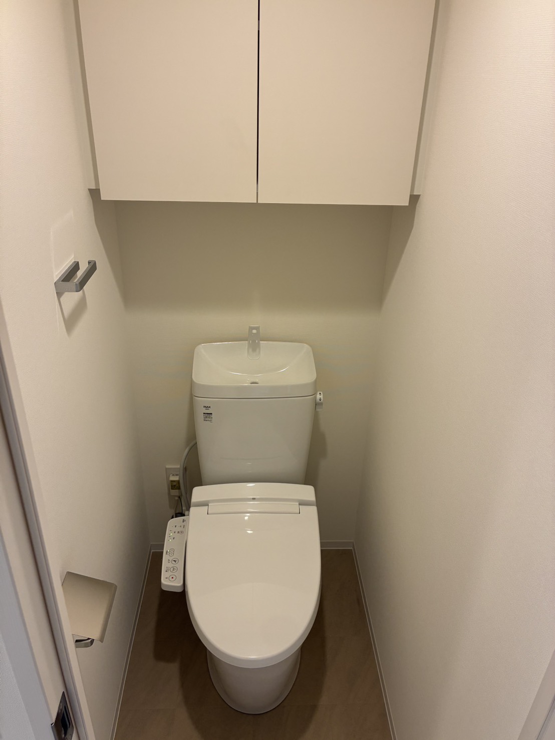 トイレ　上部収納付きのすっきりトイレ