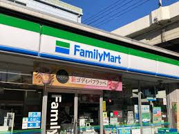 コンビニ　ファミリーマート鶴見寛政町店（コンビニ）まで141m