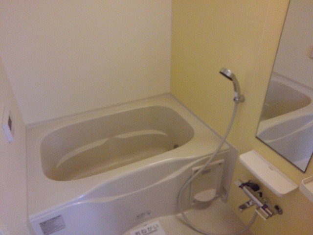 バス・シャワールーム　コンパクトで使いやすいお風呂です