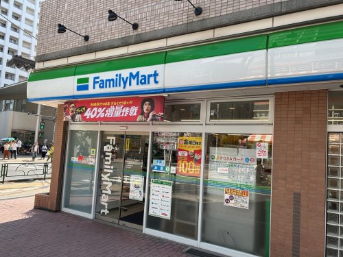 コンビニ　ファミリーマート（コンビニ）まで515m