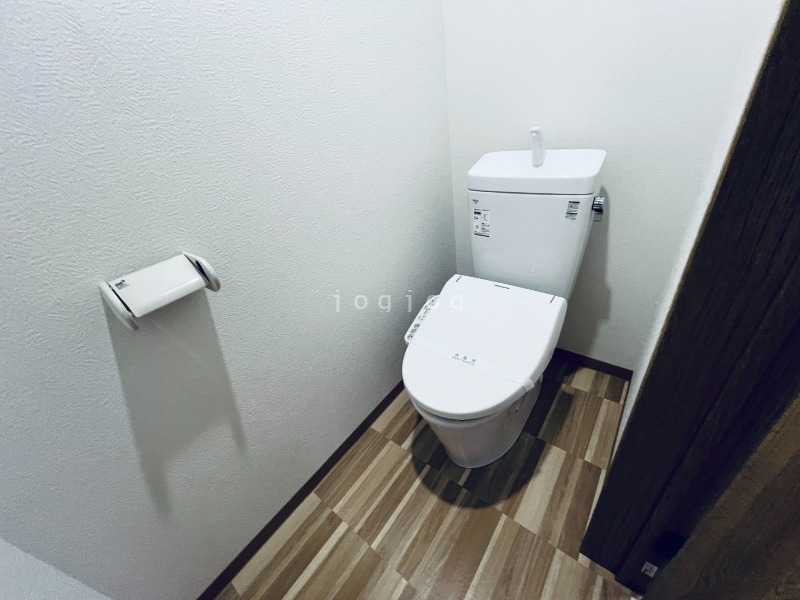 トイレ　嬉しい温水洗浄便座付きのトイレです。