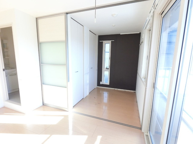 その他部屋・スペース　明るいフローリングフロアです。