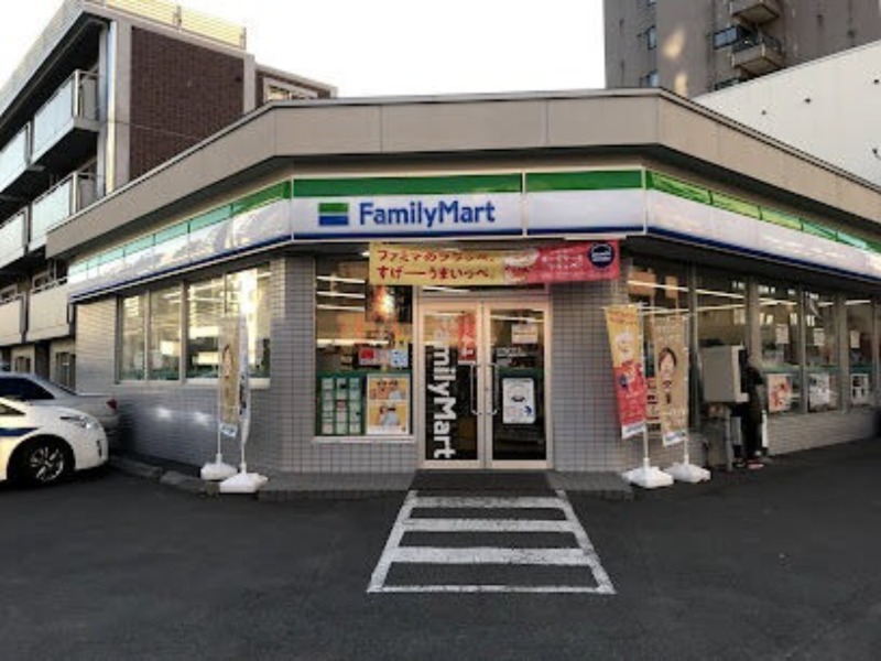 コンビニ　ファミリーマート札幌北11条東6丁目店（コンビニ）まで297m