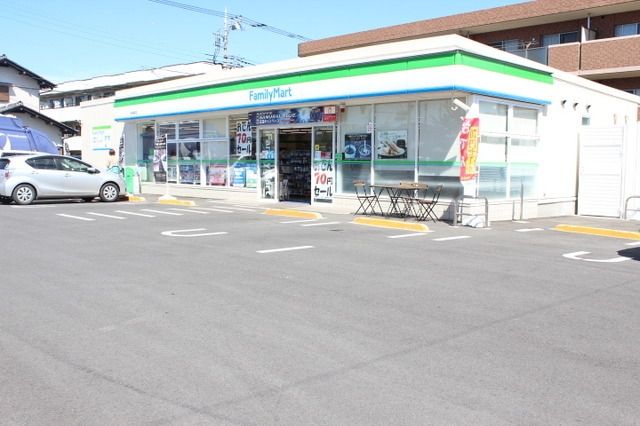 コンビニ　ファミリーマート日野神明店（コンビニ）まで590m