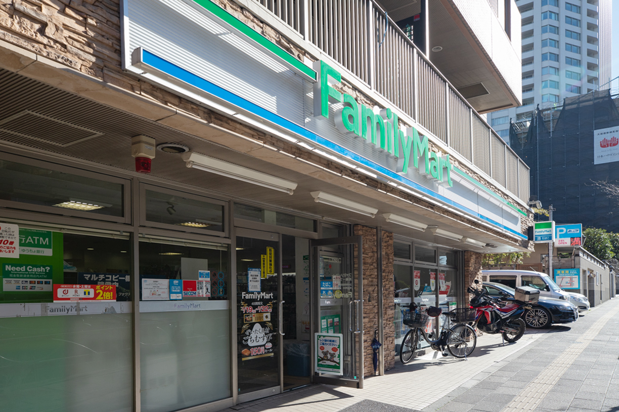 コンビニ　ファミリーマート高輪一丁目店（コンビニ）まで81m