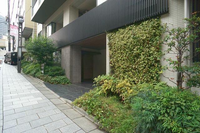 庭　緑豊かなエントランス周辺