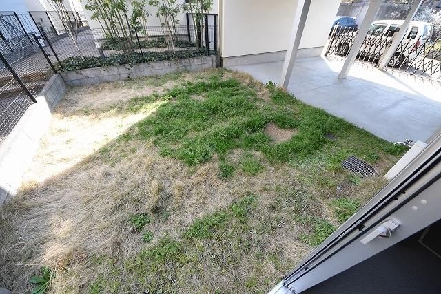 バルコニー　★広々とした専用庭と駐車場です★