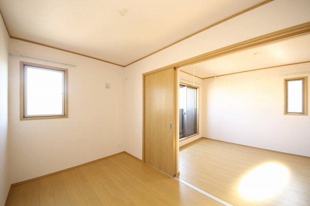 その他部屋・スペース　広くて明るい寝室