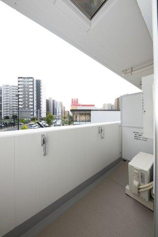 バルコニー　外からの目が気にならないバルコニーで洗濯物が干せます